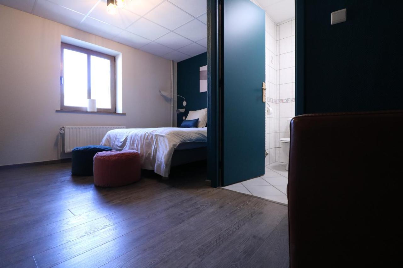 Hotel La Vieille Ferme Chassepierre Extérieur photo
