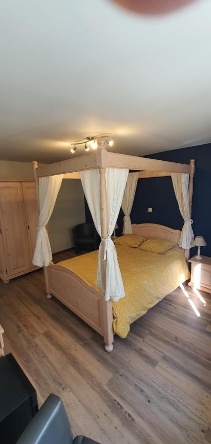 Hotel La Vieille Ferme Chassepierre Extérieur photo