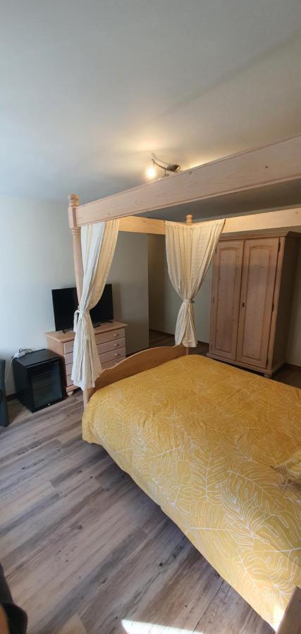 Hotel La Vieille Ferme Chassepierre Extérieur photo